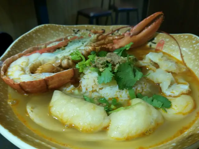 龍蝦半隻、花膠、魚腐、豬腩片