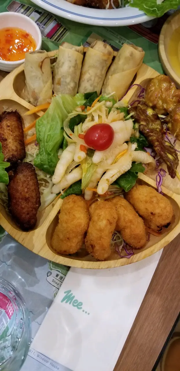 拼盤:蝦餅，雞串，雞翼，春卷以及無骨鳳爪