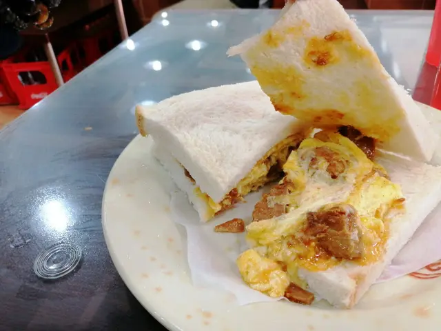 香辣肉丁蛋治餐 (跟凍飲一柸)