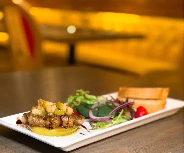 香煎鵝肝配焦糖蘋果