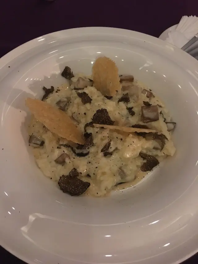 意大利飯配黑松露 , 蘑菇脆片及濃雞汁