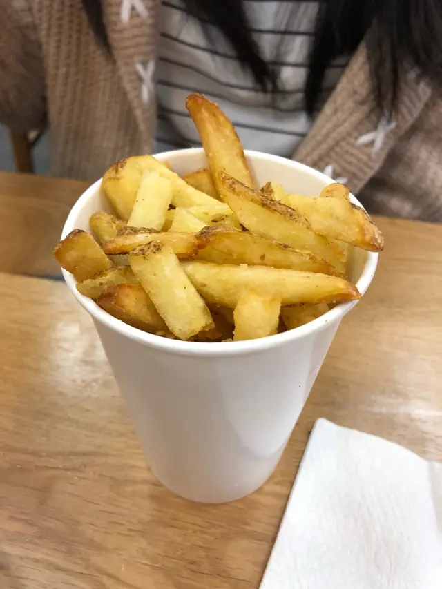 薯條係必食的食物之一！與一般快餐店不同，薯條不是將預先壓成薯條狀的薯蓉油炸處理，而是將原個薯仔切條油炸！咸味適中，更有陣陣薯仔香～可是外皮不夠脆口。同時，兩個人可能只需要  small  份量便已足夠，因為  middle  對兩人來就真的是太大份⋯⋯