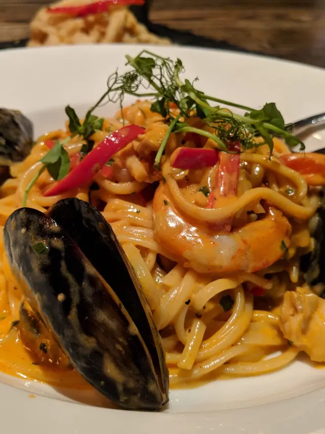 以red pepper sauce烹調,配上多種海鮮:龍蝦、青口及大蝦等,鮮味而帶點少chilly的香口,口感豐富😋😋