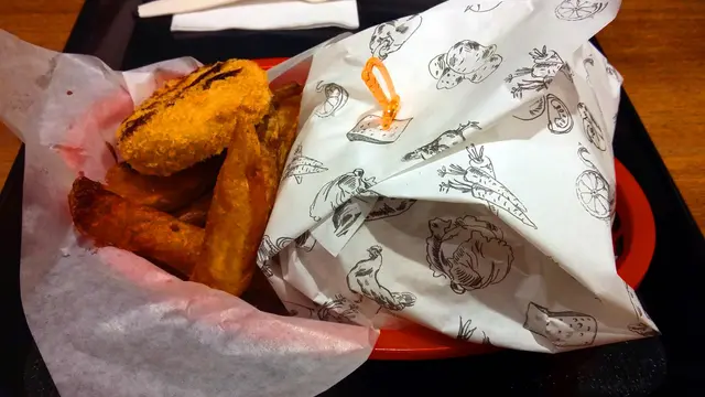 安格斯牛肉漢堡,配脆薯皇