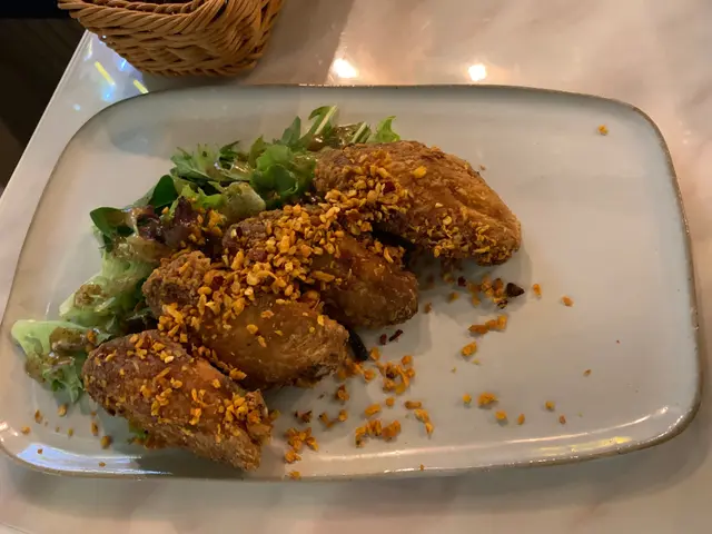 避風塘雞翼配沙律