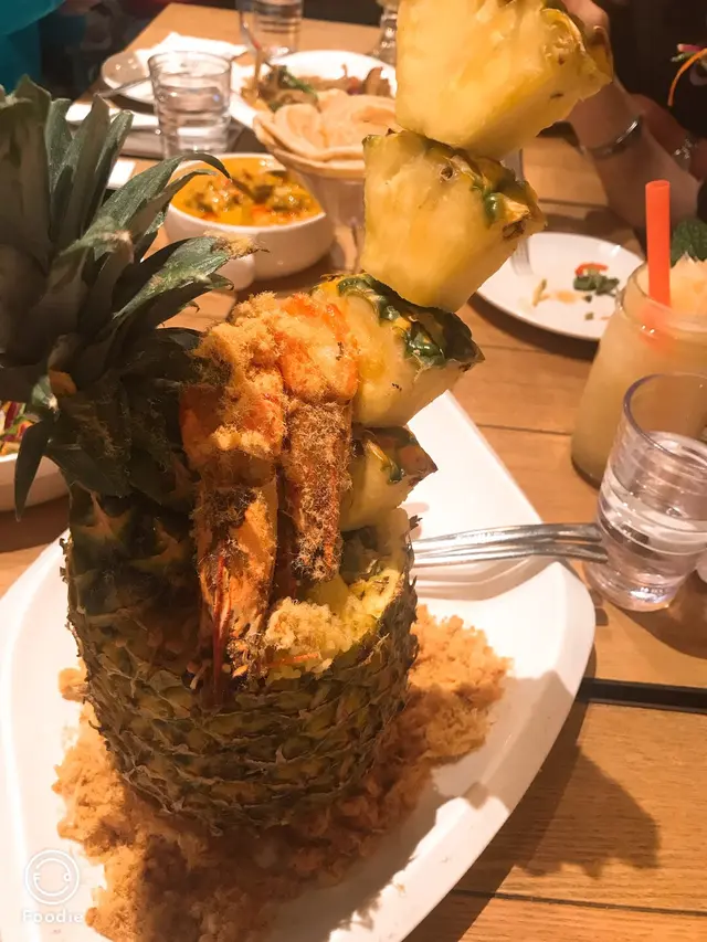 菠蘿炒飯外型一流,連兩隻虎蝦。飯有咖哩粉香味兼夠乾身