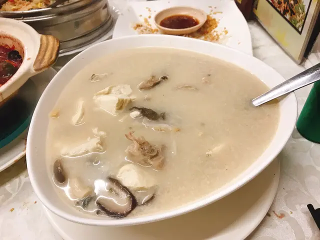 香茜皮蛋魚雲湯
