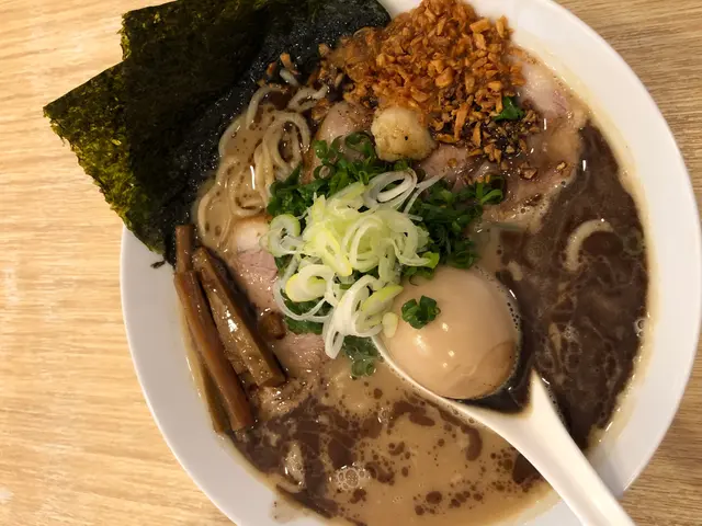 黑油豚骨拉麵