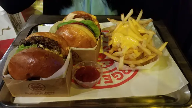 牛肉漢堡+芝士漢堡+芝士薯條