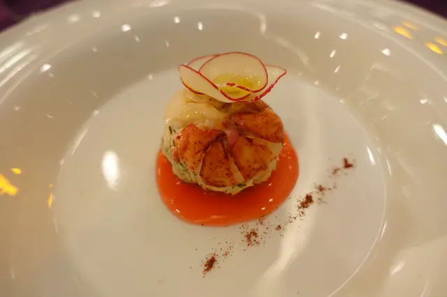 波士頓龍蝦球及蟹肉配荷蘭黑番茄及香辣番茄凍