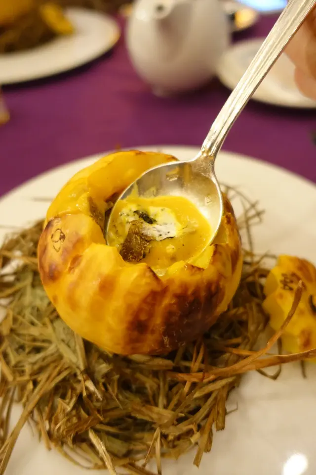 夾雜入口即溶微鹹的忌廉芝士、柔軟鹹香的煙肉，口感豐富！