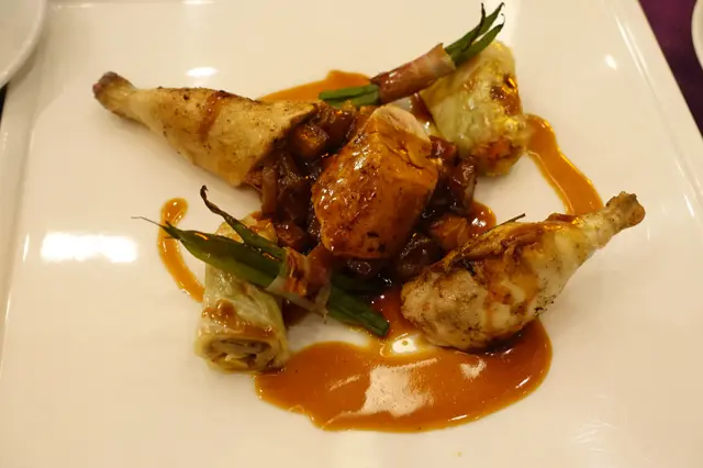 肉質柔軟的春鷄，清爽翠綠的法邊豆及椰菜卷，有助減低油膩感！