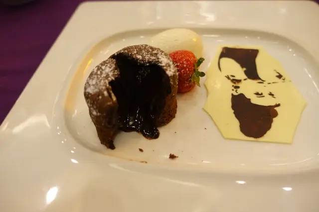 朱古力軟心並非一般好似心太軟澎湃地流出來，而是緩緩地流下來！