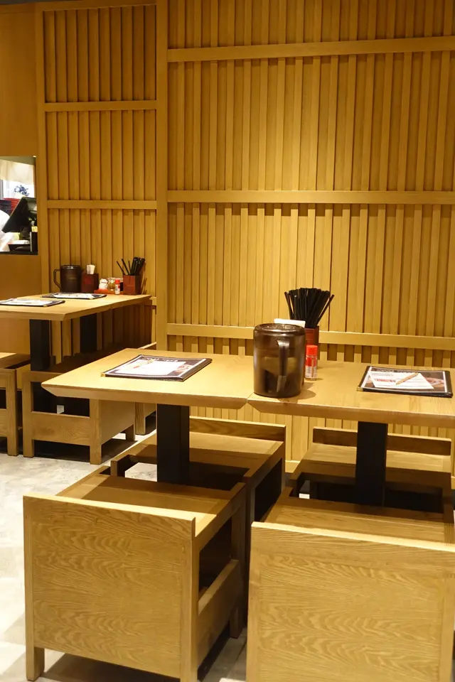 這裡以木色系裝潢，舒適自然