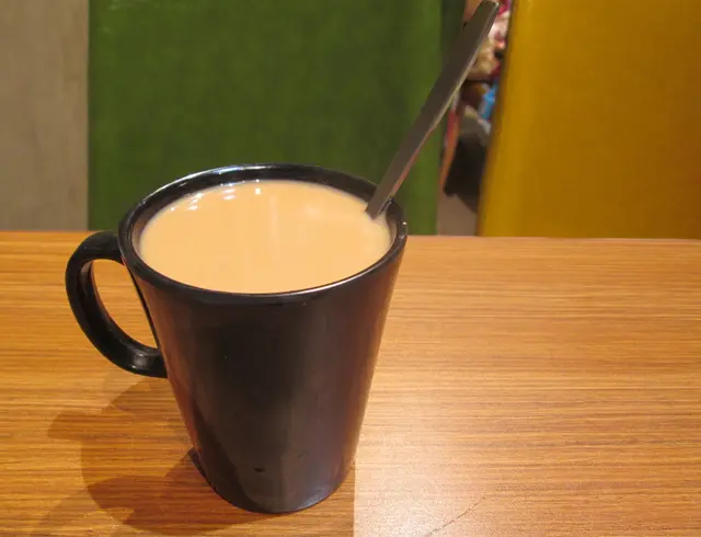 香濃的咖啡中滲出薑的辛辣