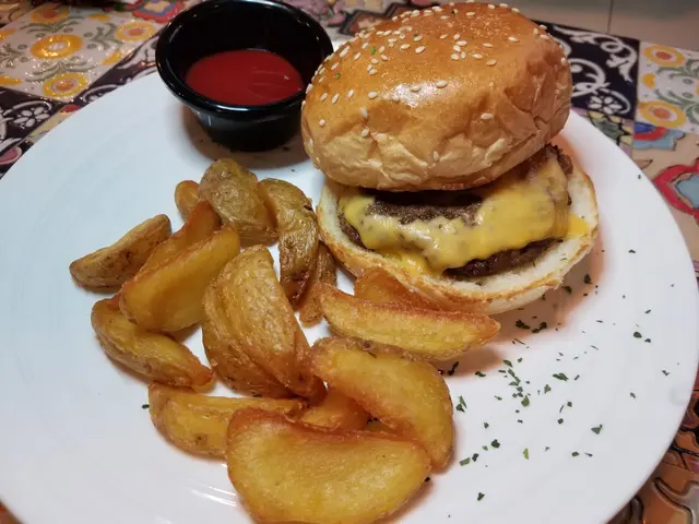 芝士牛肉漢堡併薯角