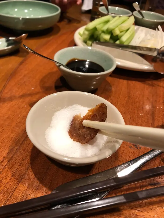 新鮮出爐的鴨皮配白砂糖,入口即融,味道難忘