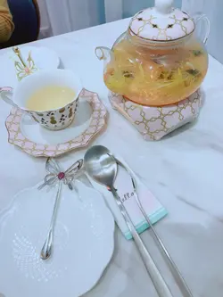 味道好清新，茶味很香，花瓣散開好靚，從來未飲過咁大朵既菊花茶，茶具好靚，感覺心曠神怡