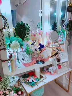 有一個角落有好多裝飾、頭飾、連變身棒、港姐權杖都有，實在厲害！勁過自拍館！仲有好多花花頭飾、花花、花球、頭紗，真係好靚！想扮咩造型都可以❤️🤩