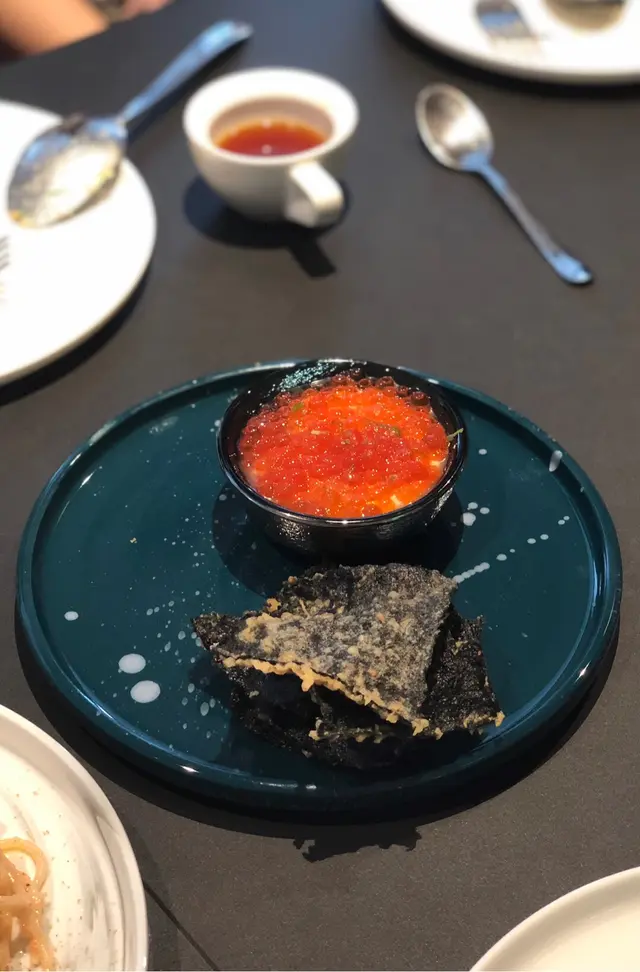 紫菜脆片配醬油芝士．三文魚籽