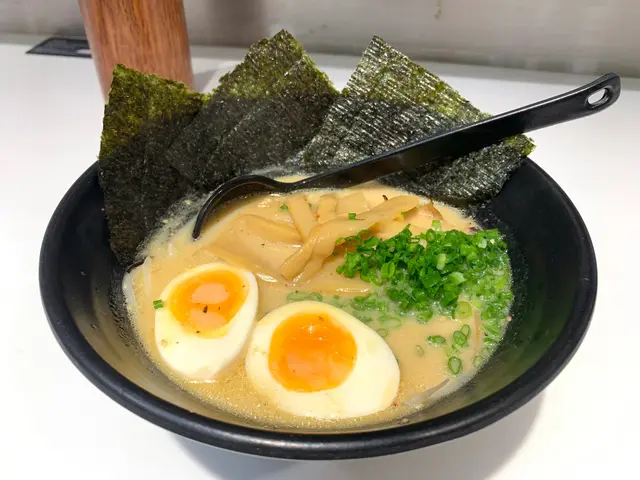 好友都揀左好豐富既特size，
有海苔三片、荀絲、芽菜、葱、半熟玉子一隻同叉燒三片。
豬骨湯底加入味噌調味，香滑醇厚不會過稠，
幼身拉麵煮得剛好，軟硬度適中，煙韌爽口，
半熟玉子呈溏心狀態，三大片叉燒口感軟稔，肥瘦適中！
