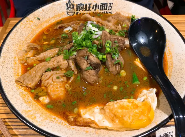 選了BB辣及BB麻，湯底香而帶微微麻辣，
非常香濃，香氣撲鼻，麻辣得很有層次。
麵條幼細夠彈牙，掛湯能力佳，盡是吸收湯底精華，
大排煮得軟腍又入味，肥瘦適中，口感十分好。
