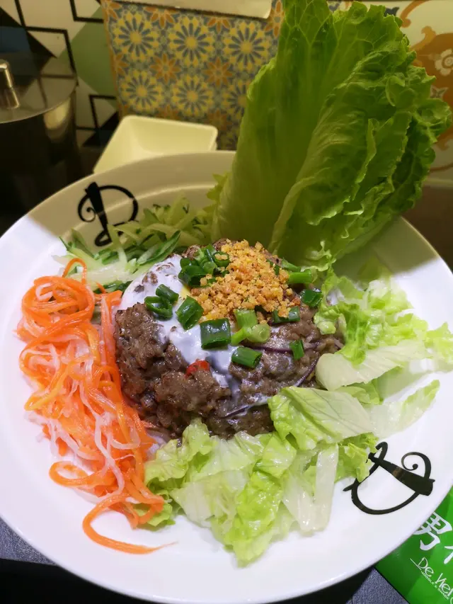 招牌古法窩蛋烤牛肉生菜包撈檬