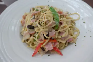 忌廉汁烟肉蚬肉意粉