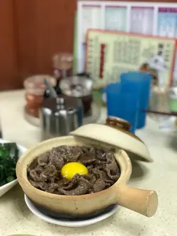 窝蛋鲜牛肉煲仔饭
