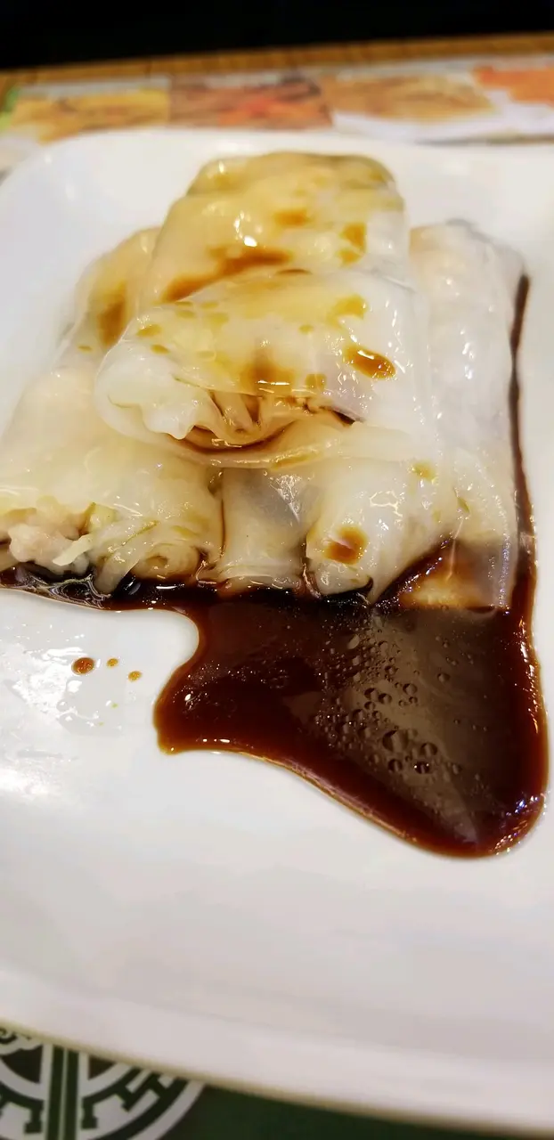 韭黃鮮蝦腸,皮薄餡料多,皮薄得有點兒像越南米紙