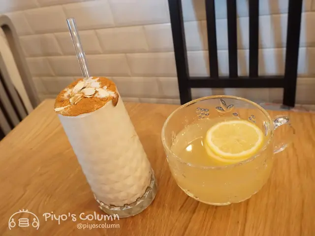 杏仁燕麥沙冰奶昔質地,用杏仁奶即打,穀物系感覺好raw。檸檬薑蜜薑味重,配檸香,適合食飽消滯。