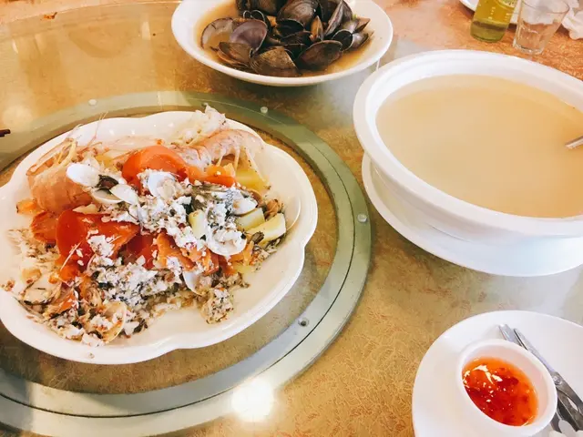 魚、瀨尿蝦、沙白蜆、番茄薯仔湯