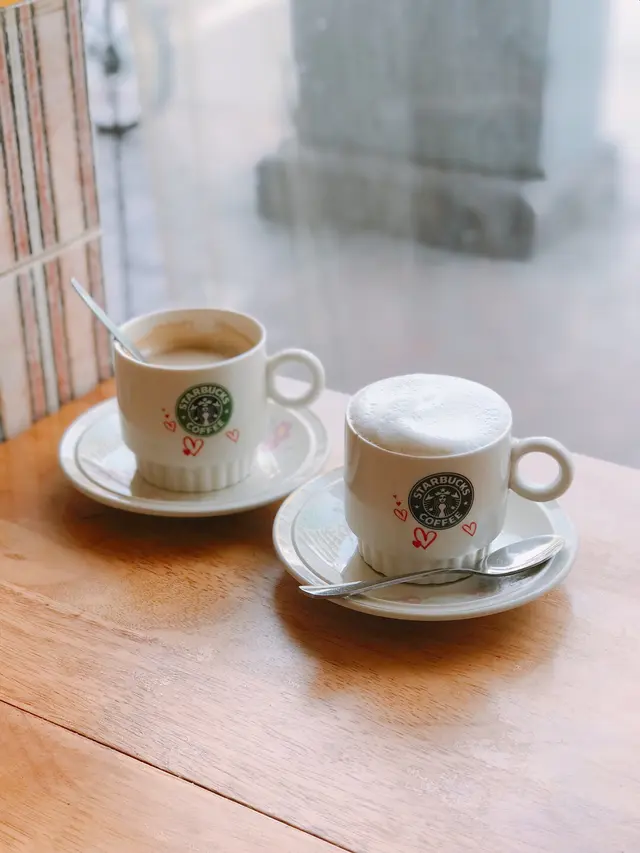 招牌咖啡 (左) &  Latte (右)