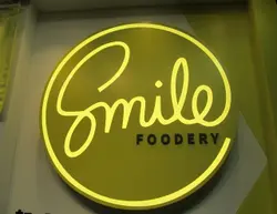 被一块大型黄色 “Smile”招牌吸引了