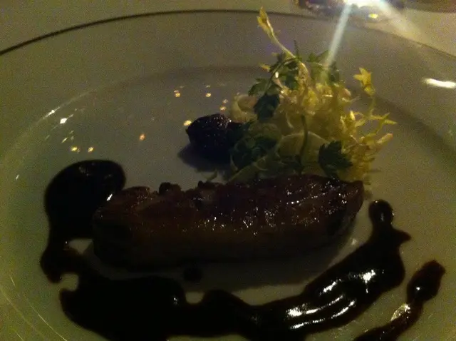 煎鵝肝配櫻桃及爽脆沙律 Pan-fried Foie Gras with poached cherries & mesclun salad