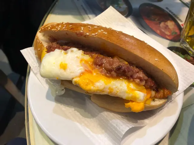 招牌芝士鹹牛肉蛋豬仔包