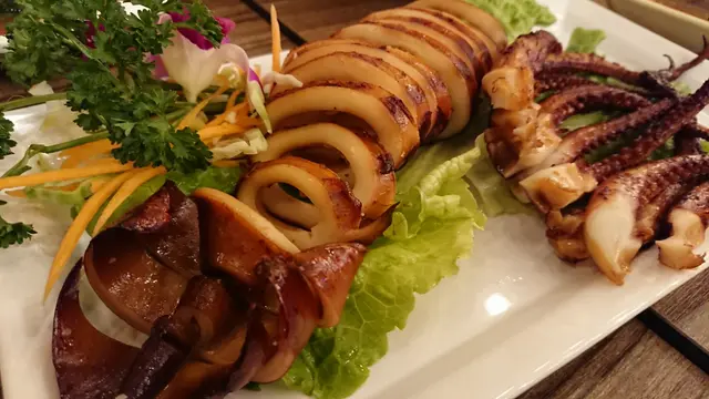 泰式燒原條魷魚配酸辣汁