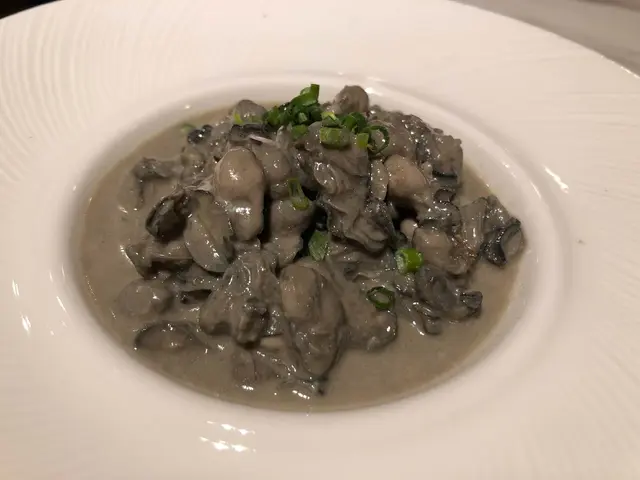話明鹽漬，鹹度確實比較高，
但鮮味也來得強烈，
海蠣個頭雖少，但勝在粒粒飽滿，裙邊爽脆，口感豐富，
送飯送粥一流！😆