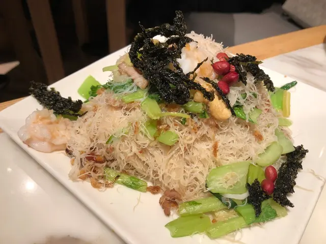 米粉炒得均匀，唔會太dry或太濕，
味濃鮮美，配料豐富，
有多款海鮮如干貝、蜆肉、蝦等，
仲有冬菇片、紫菜、花生、炸蒜得調味配料，
把所有配料拌起來一起吃，
味道和口感都相當有層次，
係小編食過最數一數二嘅炒米粉！推薦！👍🏾