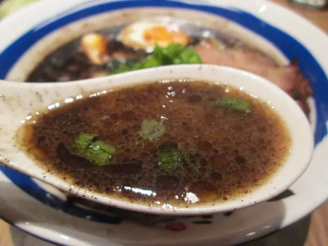 黑麻油豚骨叉燒拉麵