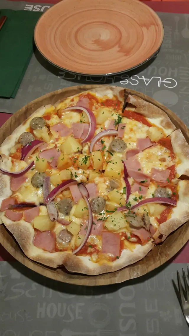 菠蘿火腿豬肉腸薄餅