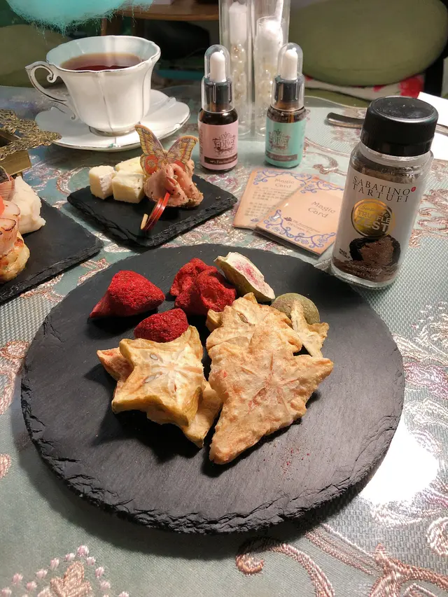 水果脆片配黑松露粉