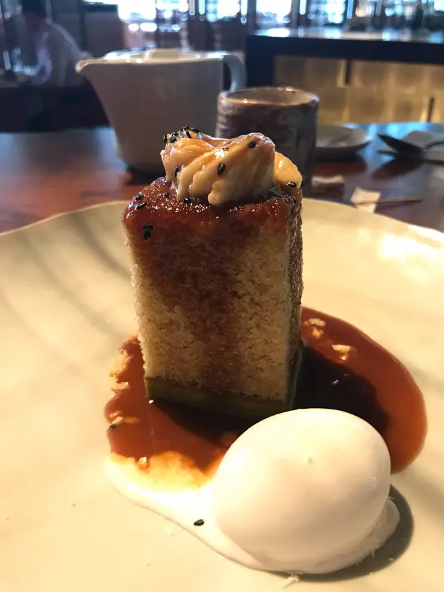 綠茶香蕉蛋糕伴椰子雪糕及花生拖肥醬 green tea and banana cake with coconut ice cream and peanut toffee sauce