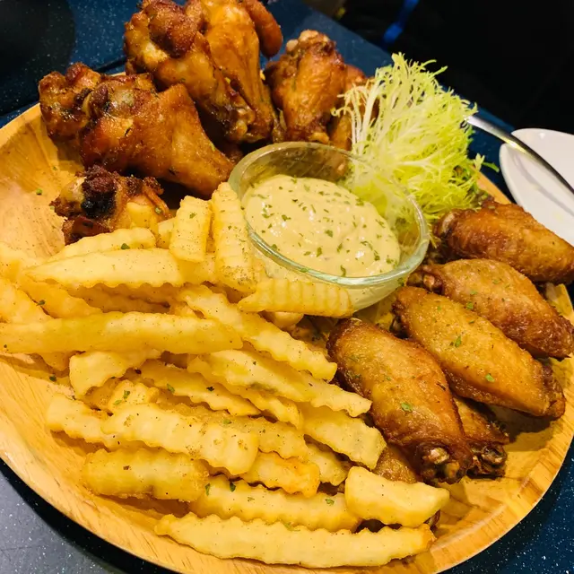 雞翼拼盤配蜜糖芥末醬