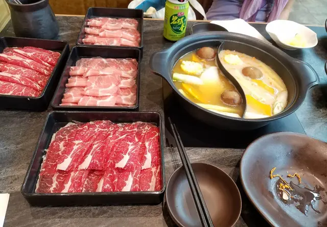 湯底的味道較清淡 ; 肉類的質素不錯,有肉味,牛肉有雪花,豬肉也淋滑。