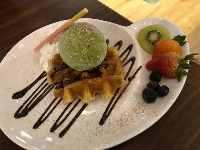 綠茶味雪糕配上窩夫,
旁邊還有鮮果伴碟,都算不錯。