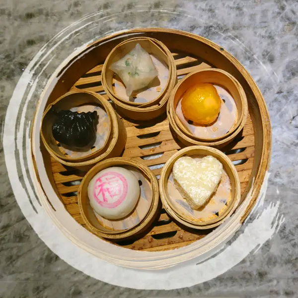 其實係拼盤，樣樣都好食，不過每樣得一件，其實即係要每人叫一籠先夠