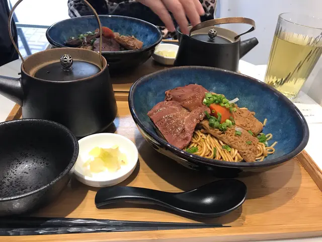 賣相精緻，但味道略嫌太咸，茶壺內是濃濃的湯，侍應妹妹建議先倒落碗中試味及溫度，嚐一口未有沾湯的麵，然後再將湯加入麵中。牛肉有份量，牛肚超林，整體上味道很好👍🏻份量也剛剛好