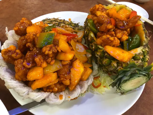 用上新鮮豬頸肉、新鮮菠蘿製作的美食