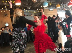 Flamenco dancer dancing with guest - 西環的La Paloma